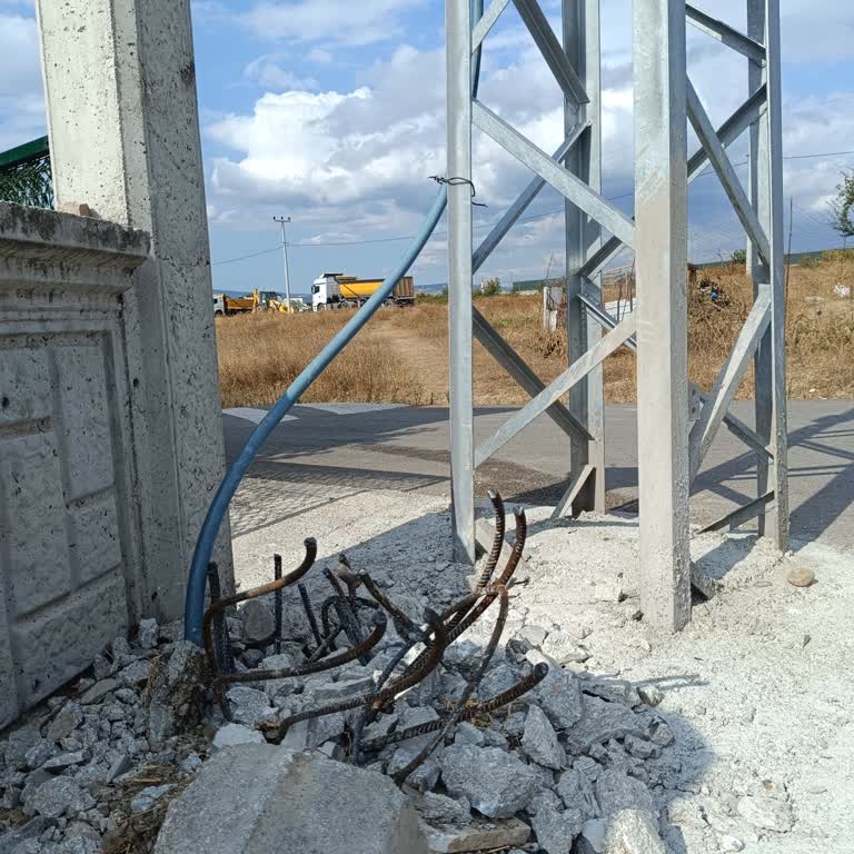 Tehlikeli Elektrik Direği Parçaları Çocuklar İçin Risk Oluşturuyor