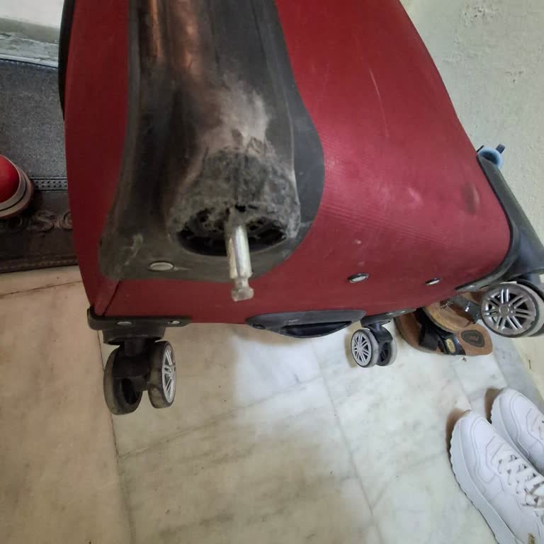 Havalimanında Hasarlı Valiz Ve Çalışanların İlgisiz, Saygısız Tutumu Mağdur Etti