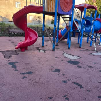 Çocuk Parkındaki Güvenlik Sorunları Acil Çözüm Bekliyor