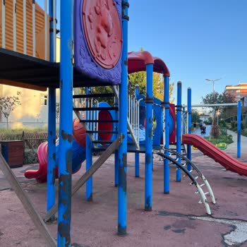 Çocuk Parkındaki Güvenlik Sorunları Acil Çözüm Bekliyor