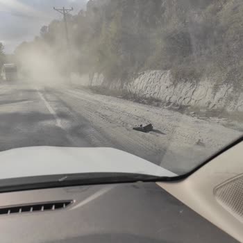 Kemerburgaz Caddesi'nde Asfalt Eksikliği Ve Tehlikeli Çukurlar