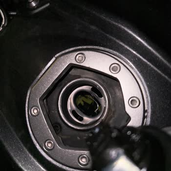 Opet Benzin Alırken Motosikletimin Deposu Kırıldı, Zararım Karşılanmıyor