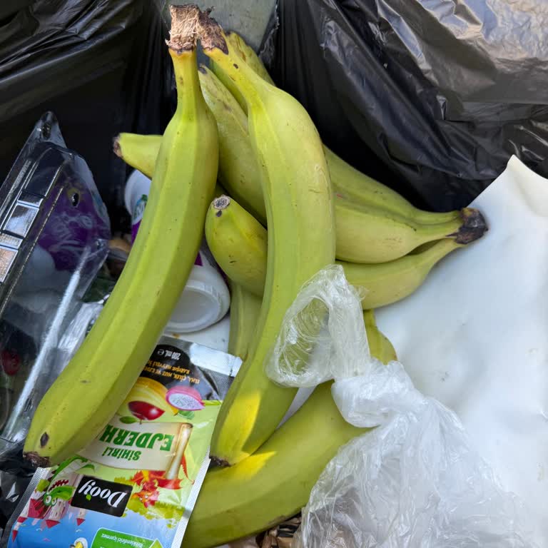 A101 Şubesinde Taze Muzların İsraf Edilmesi