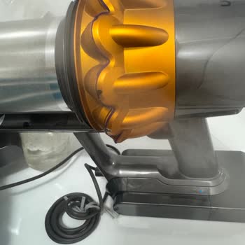 Dyson V15 Başlık Sökülemiyor Ve Gövdede Görsel Kusurlar Oluştu