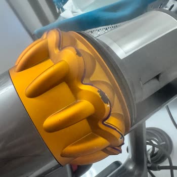 Dyson V15 Başlık Sökülemiyor Ve Gövdede Görsel Kusurlar Oluştu
