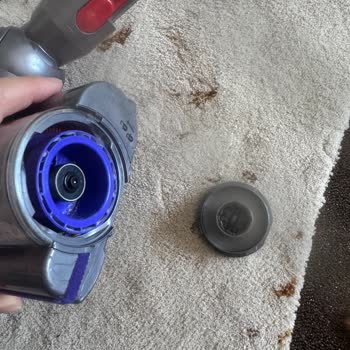 Dyson V15 Başlık Sökülemiyor Ve Gövdede Görsel Kusurlar Oluştu