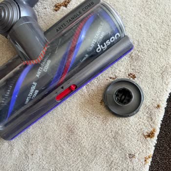 Dyson V15 Başlık Sökülemiyor Ve Gövdede Görsel Kusurlar Oluştu