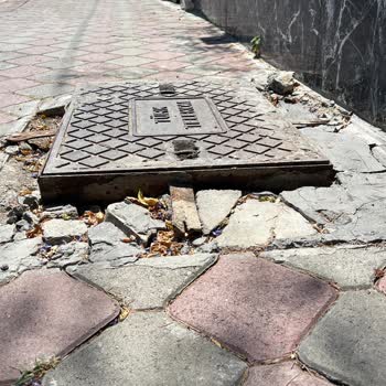 Engelli Okulumuzun Önündeki Altyapı Kapağı Güvenlik Riski Oluşturuyor