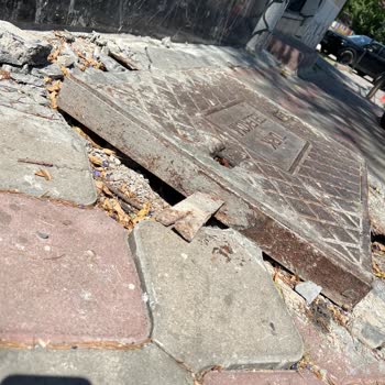 Engelli Okulumuzun Önündeki Altyapı Kapağı Güvenlik Riski Oluşturuyor