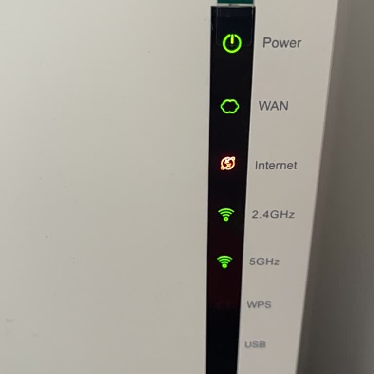 Bir Aydır İnternet Yok, Çıkışa Da İzin Yok!