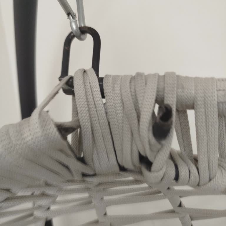 Kırık Bahçe Salıncağı Ve Mağazanın İlgisizliği