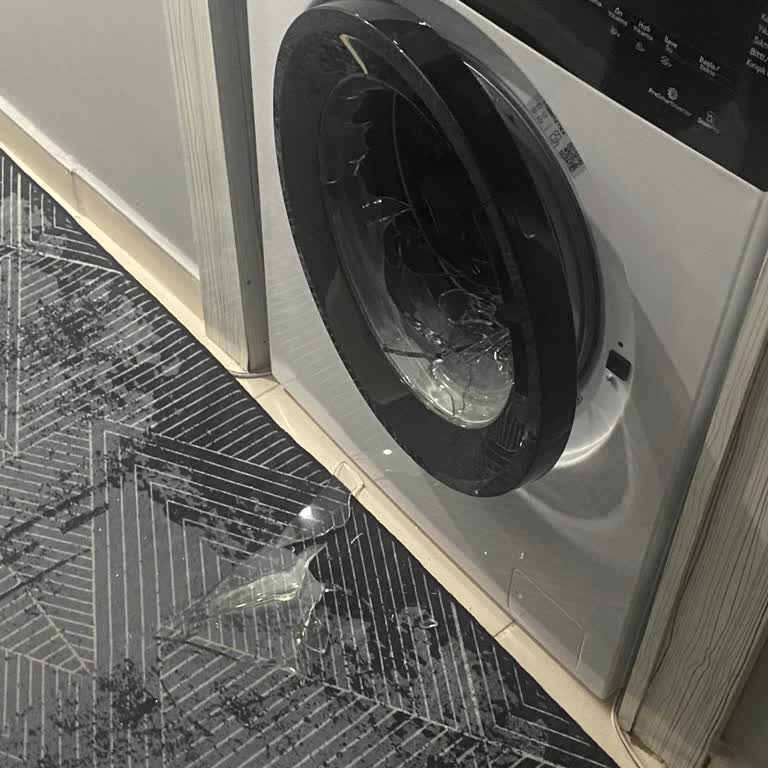 Boş Ve Kapalı Makinenin Camı Patladı, Garanti Kapsamı Dışında Bırakıldı