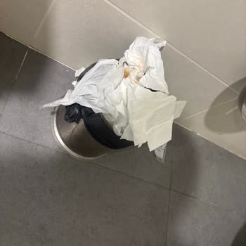 Hastane Odasında Yetersiz Temizlik Ve İlgisiz Personel