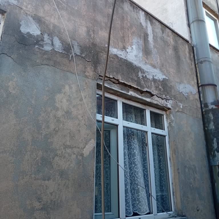 Zeytinburnu Belediyesi Binadan Moloz Taşları Düşüyor