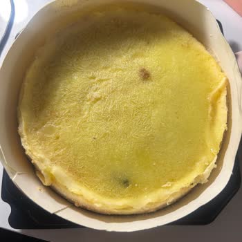Limonlu Cheesecake Üzerinde Belirsiz Siyah Madde Şoku