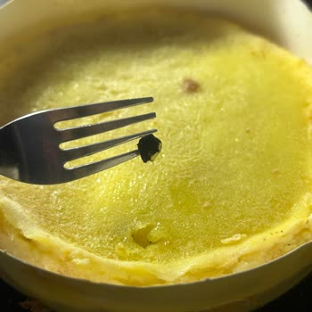 Limonlu Cheesecake Üzerinde Belirsiz Siyah Madde Şoku