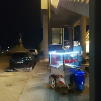 Marmaray Fatih İstasyonu'nda Asansör Önünün Pilavcı Tarafından Engellenmesi Ve Yetkililere Ulaşılamaması