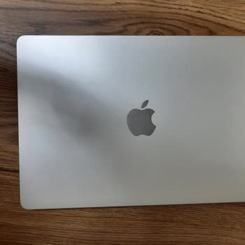 Apple Macbook Air M2 Screen Issue