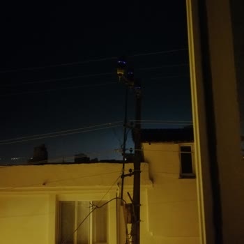 Elektrik Direğinden Çıkan Sesler Ve Kıvılcımlar Uykusuz Bırakıyor