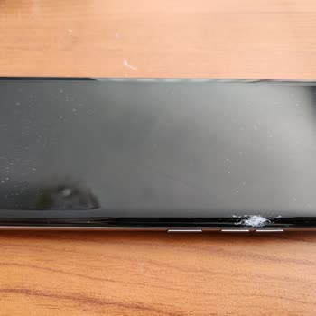 Dayanıklı Denilen Ekran 10 Cm'den Düşünce Kırıldı!