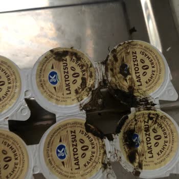 Laktozsuz Kahve Kremasında Kahverengi Tortularla Karşılaştım