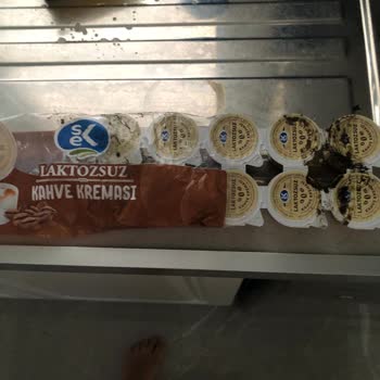 Laktozsuz Kahve Kremasında Kahverengi Tortularla Karşılaştım