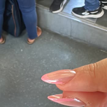 Protez Tırnaklar Kalın Ve Hijyensiz Yapıldı, Sağlığım Riske Girdi