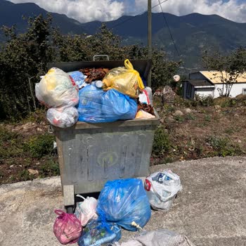 Kapıköy’de Biriken Çöpler Çevre Kirliliği Ve Kötü Kokuya Yol Açıyor