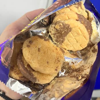 Kurabiye Paketinden Çıkan Saç Şok Etti