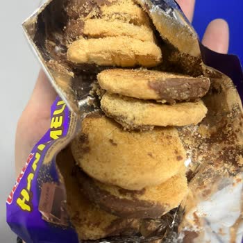 Kurabiye Paketinden Çıkan Saç Şok Etti