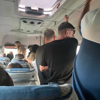 Foça-İzmir Dolmuşlarında Aşırı Yoğunluk Ve Güvenlik Sorunları