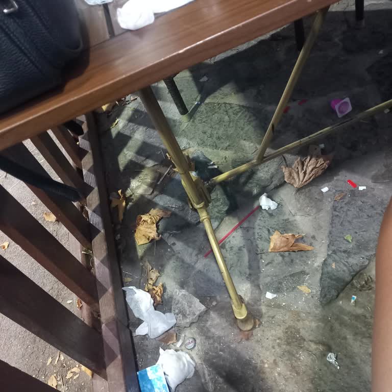 Bahçede Masa Ve Personel Eksikliği Nedeniyle Uzun Süre Beklemek Zorunda Kaldık