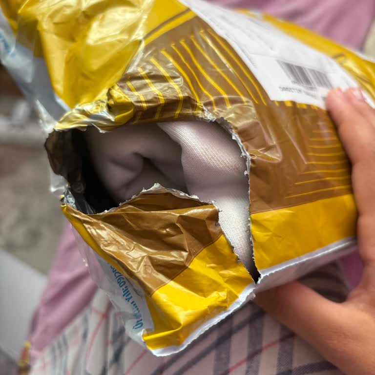 PTT Kargom Yırtık Geldi İçindeki Kıyafetim De Zarar Gördü