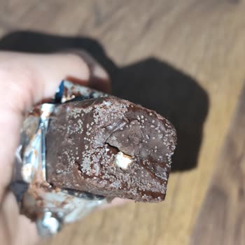 Aldığım Eti Karam Çikolatanın Üzerinde Beyaz Noktalar Ve Kötü Koku Vardı