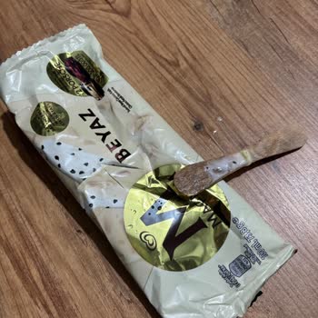 Magnum Beyaz Dondurmanın Tahta Çubuğu Kararmış Çıktı, Hijyen Endişesi Yaşadım