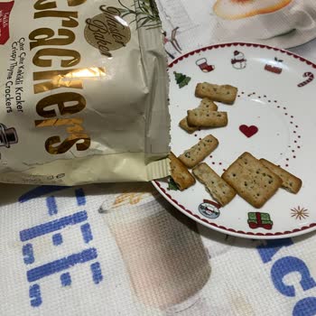 Bayat Ve Kırık Kraker Nedeniyle Yaşanan Mide Rahatsızlığı