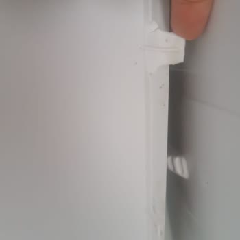 My Arçelik D70505N Refrigerator Never Cools and Was Returned Damaged