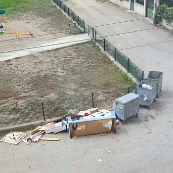 Evimin Önündeki Çöp Kovaları 6 Aydır Kaldırılmıyor Koku Ve Sağlık Sorunu Yaşıyorum