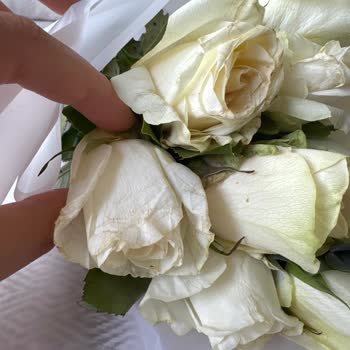 Evlilik Yıldönümünde Solmuş Ve Eksik Çiçeklerle Büyük Hayal Kırıklığı