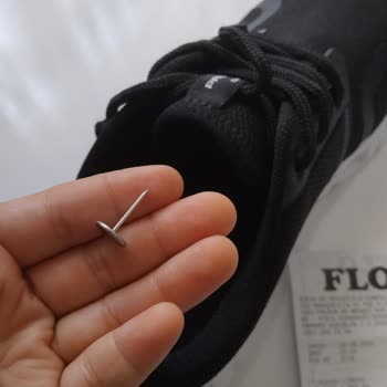 Ayakkabıda Unutulan Alarm İğnesi Ayağımı Yaraladı, FLO'dan Destek Alamıyorum