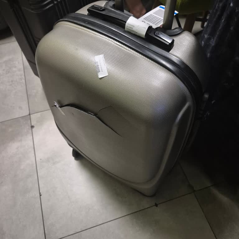 Ajet Uçuşunda Kırılan Bavul İçin Uzun Süre Çözüm Sunulmaması