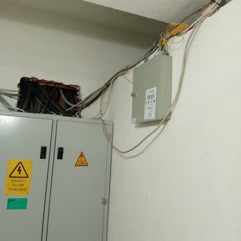 İzinsiz Yerleştirilen İnternet Kutusu Ve Kablo Kirliliği Sorunu