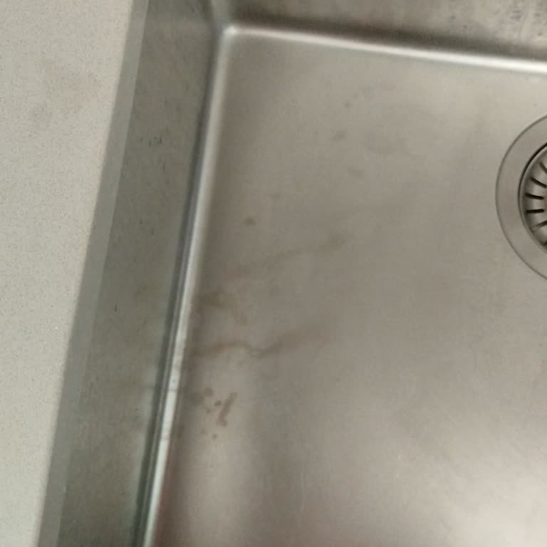 Kireç Sökücü Kullanımı Sonrası Evyede Kalıcı Kararma Oluştu