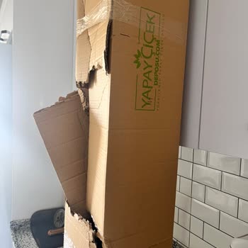 Hasarlı Kargo Kutusu Ve İhmalkar Teslimat