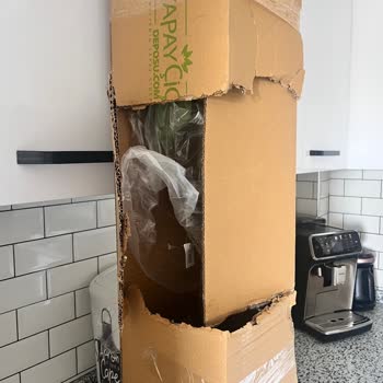 Hasarlı Kargo Kutusu Ve İhmalkar Teslimat