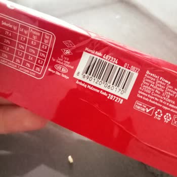 Torku No Bir Gofretin İçinden Çıkan Taş Parçası Şaşkınlığı