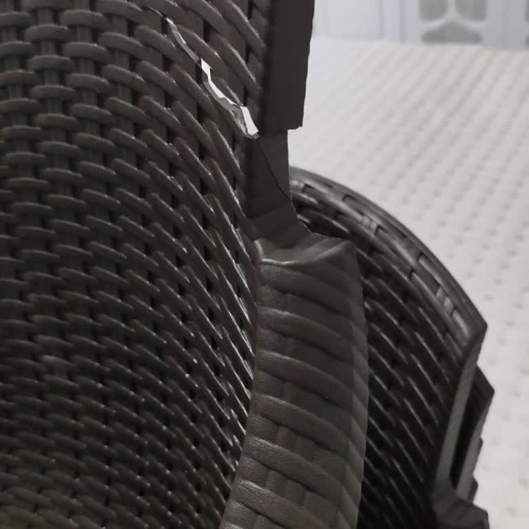 Kırık Sandalye İçin Tüm Takımı İade Etmem İsteniyor, Çözüm Sunulmuyor