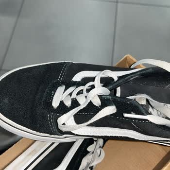 Kısa Sürede Deforme Olan Ayakkabı Ve İlgisiz Mağaza Deneyimi