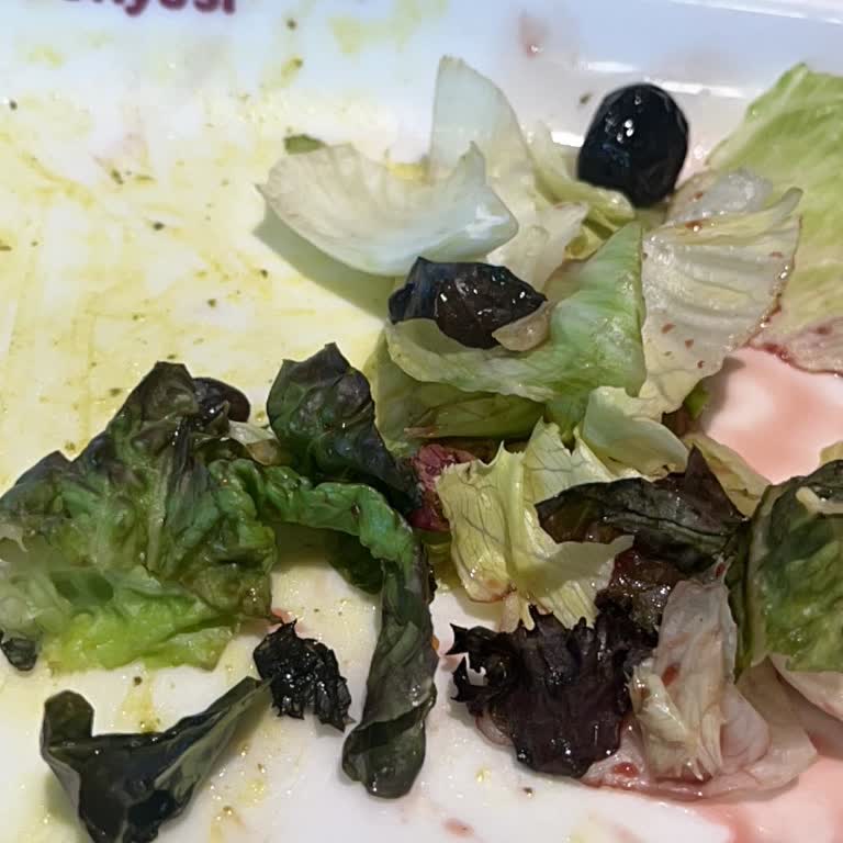 Siparişte Taze Olmayan Salata Ve Eksik Mantar Sorunu