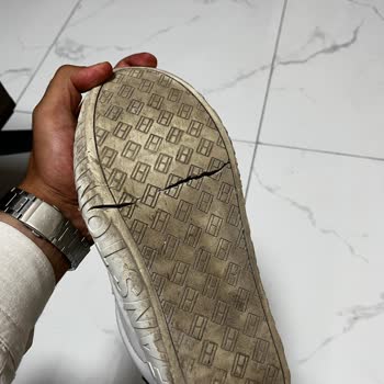 Tommy Hilfiger Ayakkabının 4 Ayda Tabanı Ayrıldı, Değişim Talebim Reddedildi